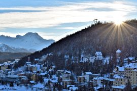 Montagne et chalet sous la neige en hiver